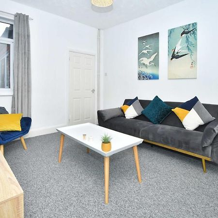 The Yellow Door By Avenew Management Serviced Accommodation Stoke-on-Trent Buitenkant foto
