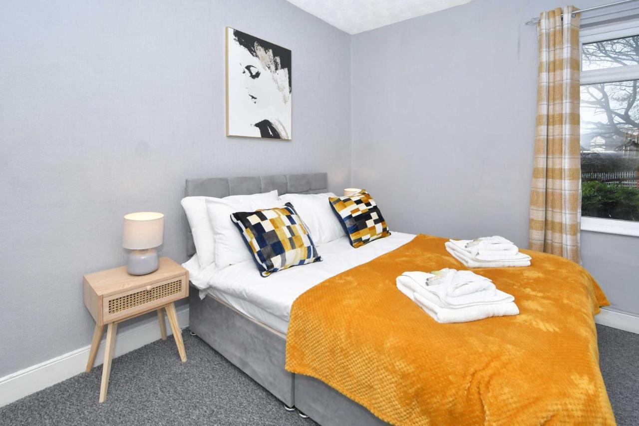 The Yellow Door By Avenew Management Serviced Accommodation Stoke-on-Trent Buitenkant foto