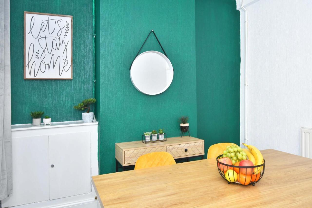 The Yellow Door By Avenew Management Serviced Accommodation Stoke-on-Trent Buitenkant foto
