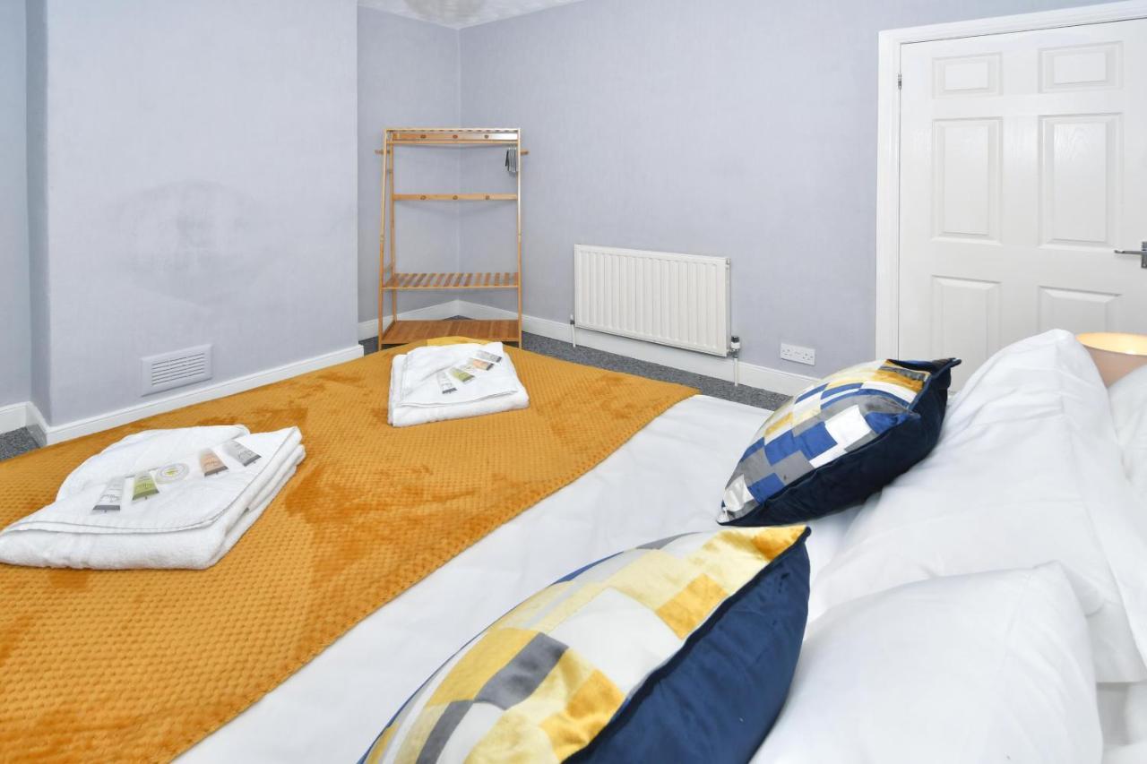 The Yellow Door By Avenew Management Serviced Accommodation Stoke-on-Trent Buitenkant foto