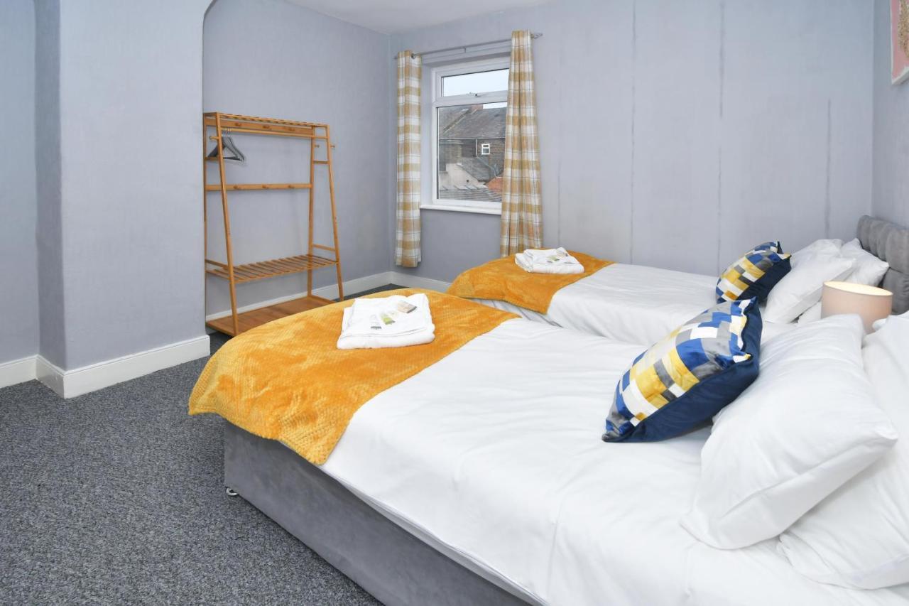 The Yellow Door By Avenew Management Serviced Accommodation Stoke-on-Trent Buitenkant foto
