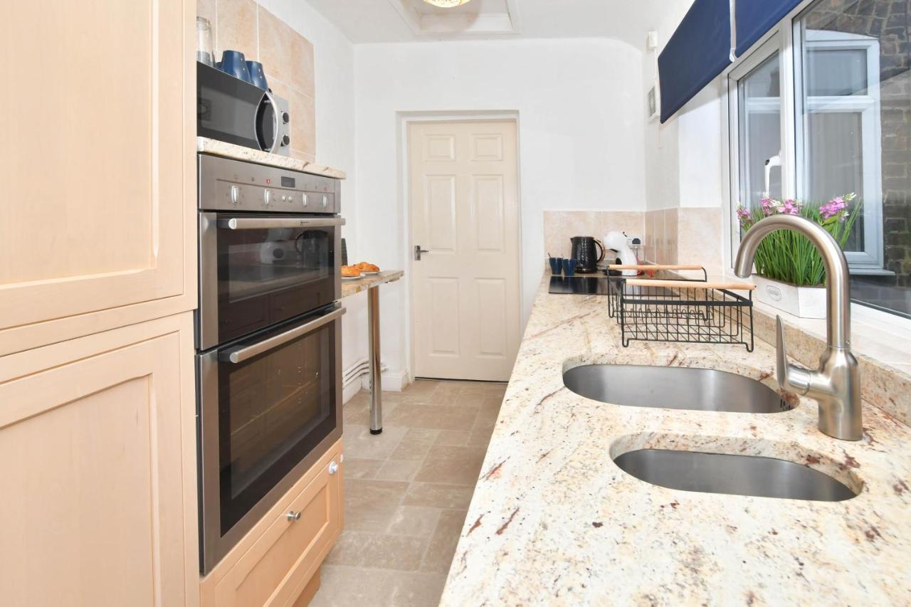 The Yellow Door By Avenew Management Serviced Accommodation Stoke-on-Trent Buitenkant foto