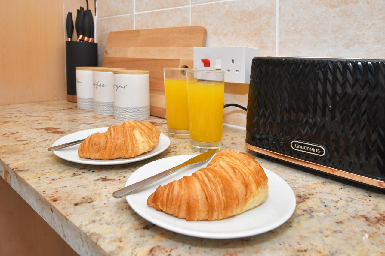 The Yellow Door By Avenew Management Serviced Accommodation Stoke-on-Trent Buitenkant foto