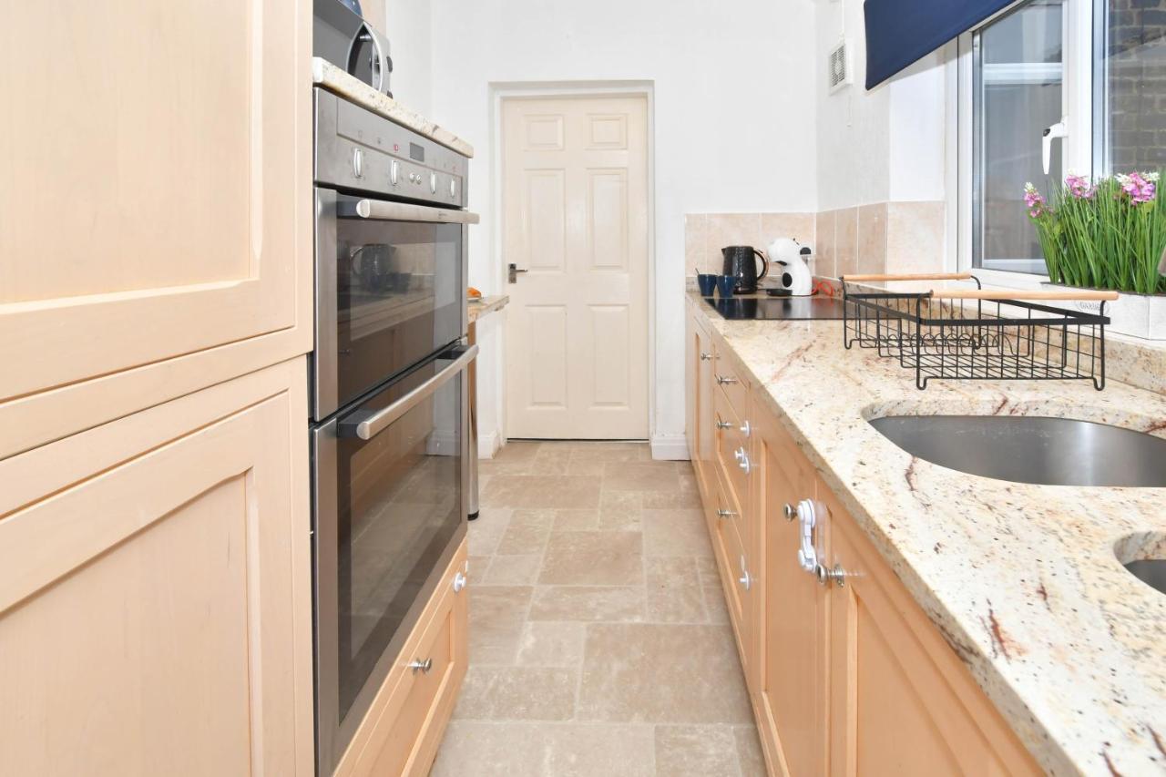 The Yellow Door By Avenew Management Serviced Accommodation Stoke-on-Trent Buitenkant foto