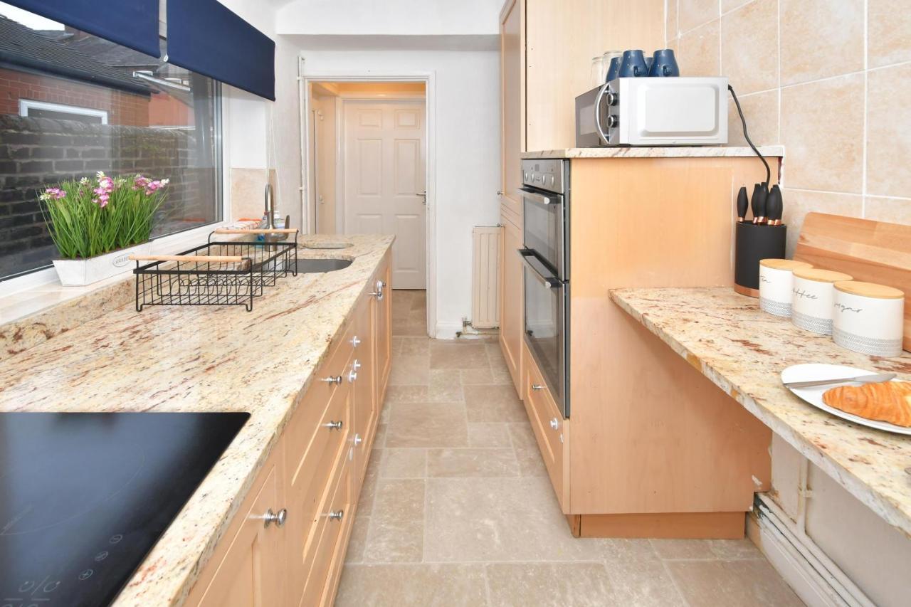 The Yellow Door By Avenew Management Serviced Accommodation Stoke-on-Trent Buitenkant foto