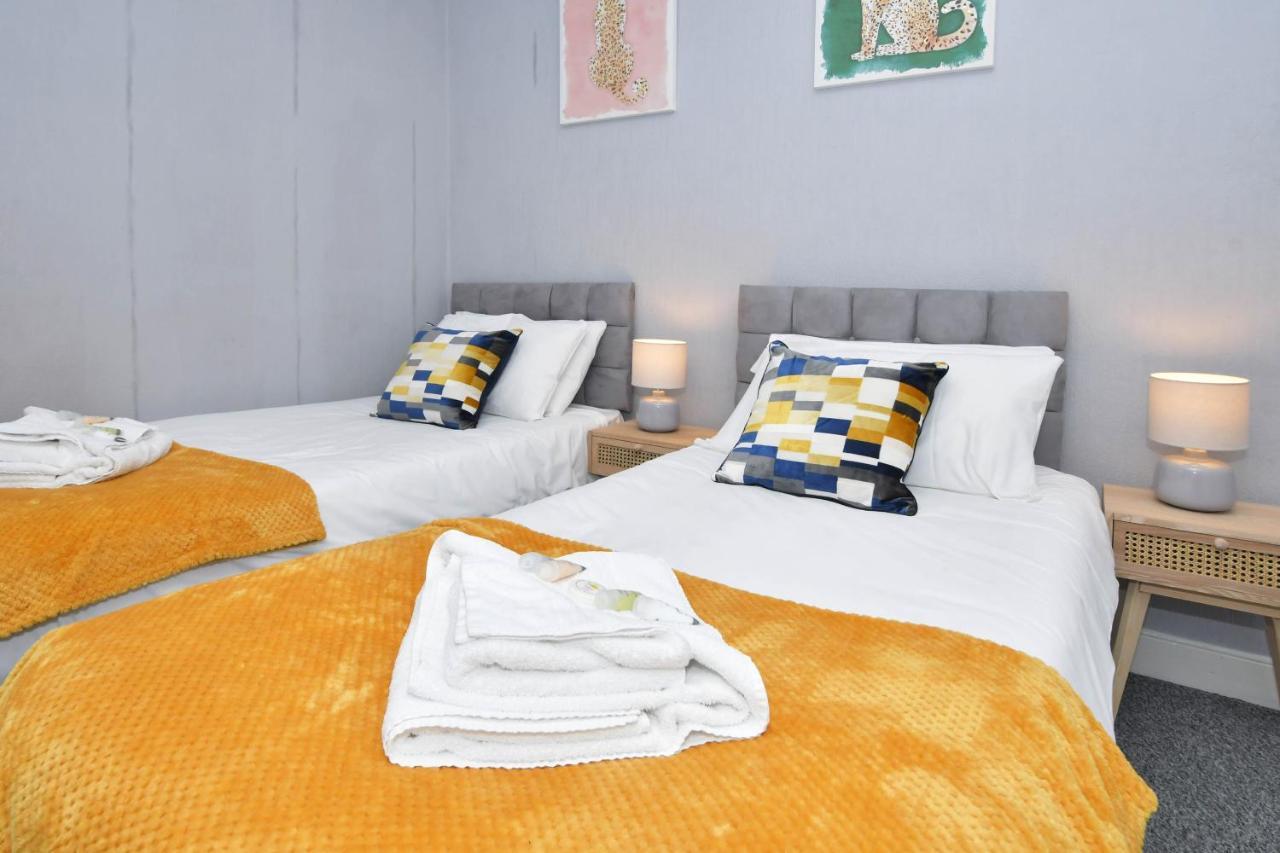 The Yellow Door By Avenew Management Serviced Accommodation Stoke-on-Trent Buitenkant foto