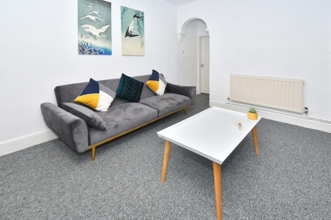 The Yellow Door By Avenew Management Serviced Accommodation Stoke-on-Trent Buitenkant foto