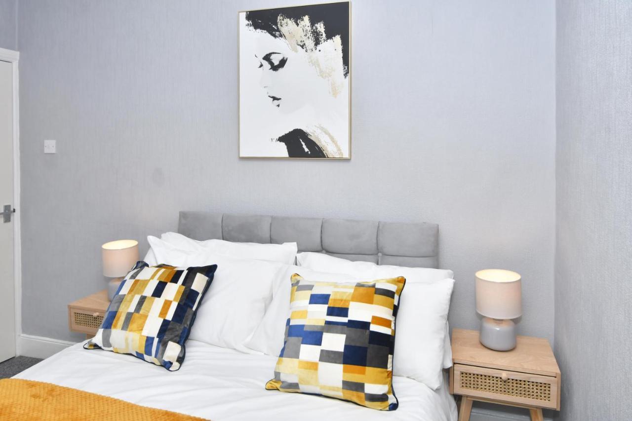 The Yellow Door By Avenew Management Serviced Accommodation Stoke-on-Trent Buitenkant foto