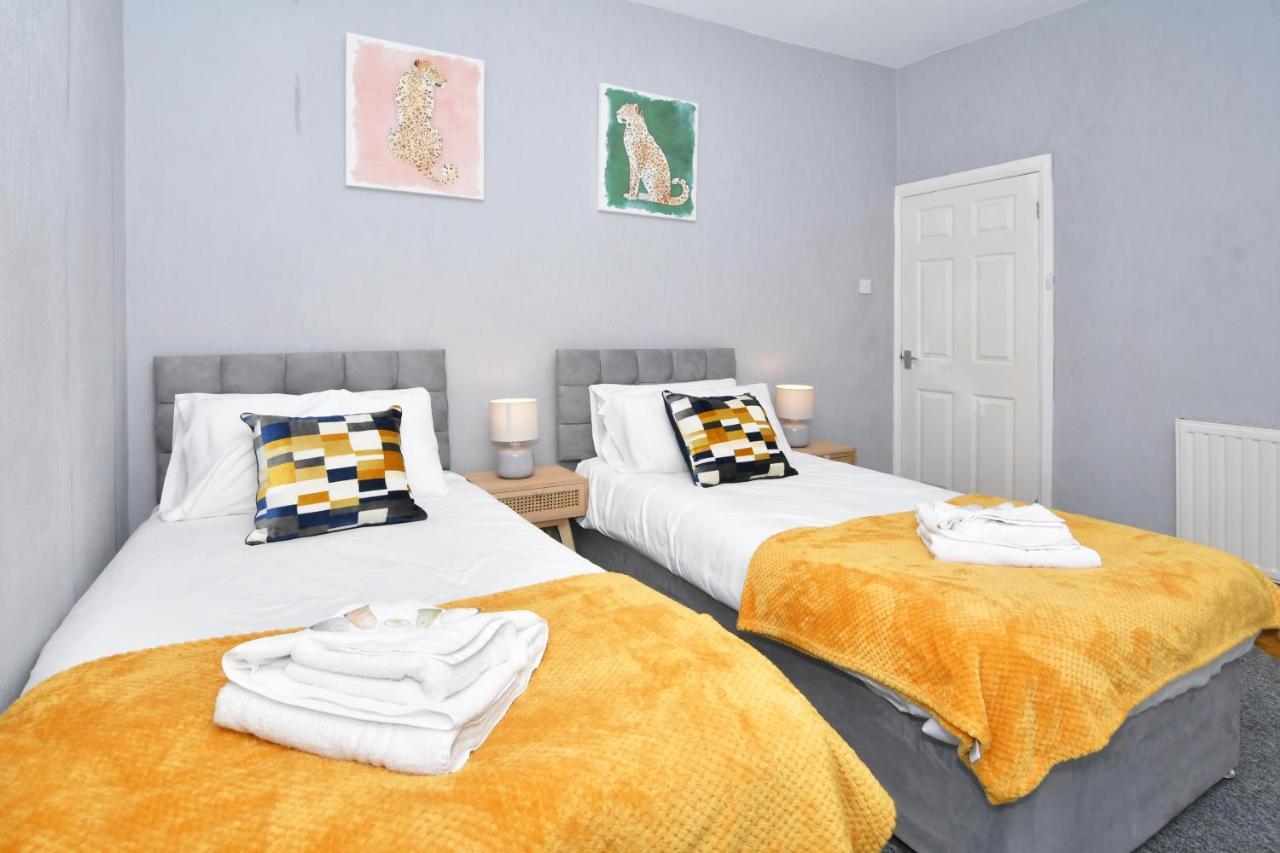 The Yellow Door By Avenew Management Serviced Accommodation Stoke-on-Trent Buitenkant foto