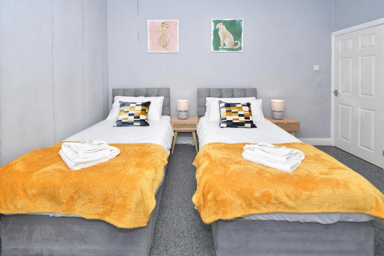 The Yellow Door By Avenew Management Serviced Accommodation Stoke-on-Trent Buitenkant foto