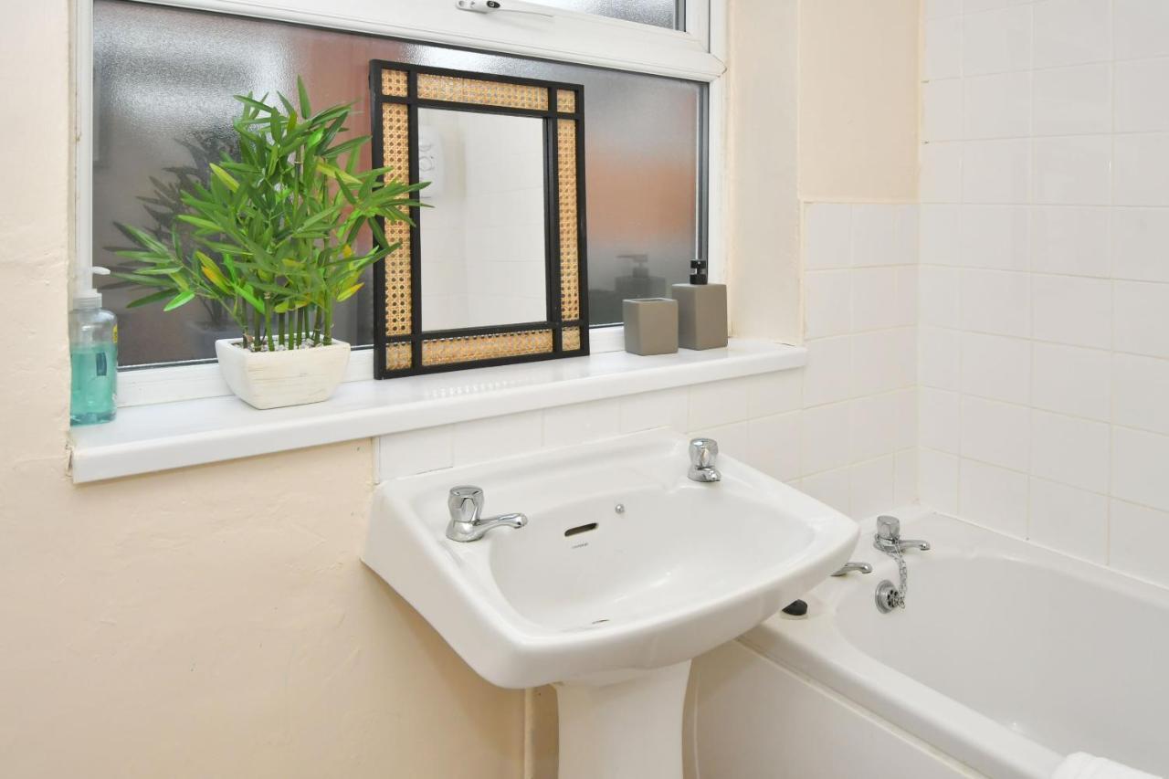 The Yellow Door By Avenew Management Serviced Accommodation Stoke-on-Trent Buitenkant foto