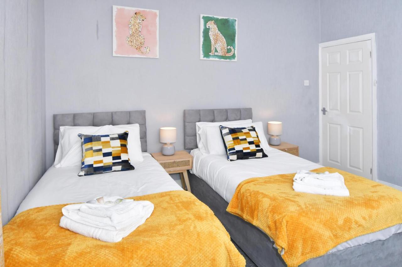 The Yellow Door By Avenew Management Serviced Accommodation Stoke-on-Trent Buitenkant foto