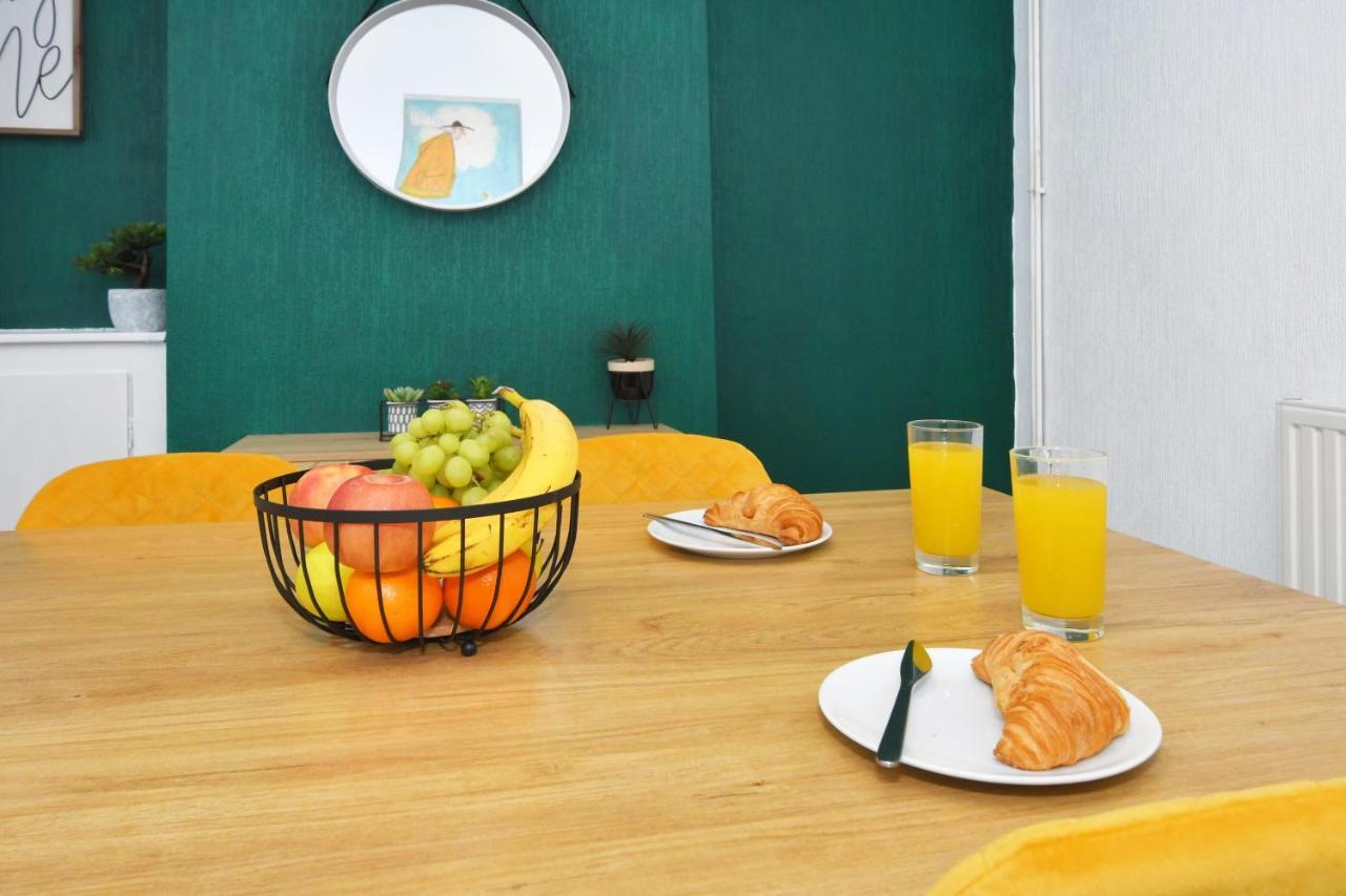 The Yellow Door By Avenew Management Serviced Accommodation Stoke-on-Trent Buitenkant foto