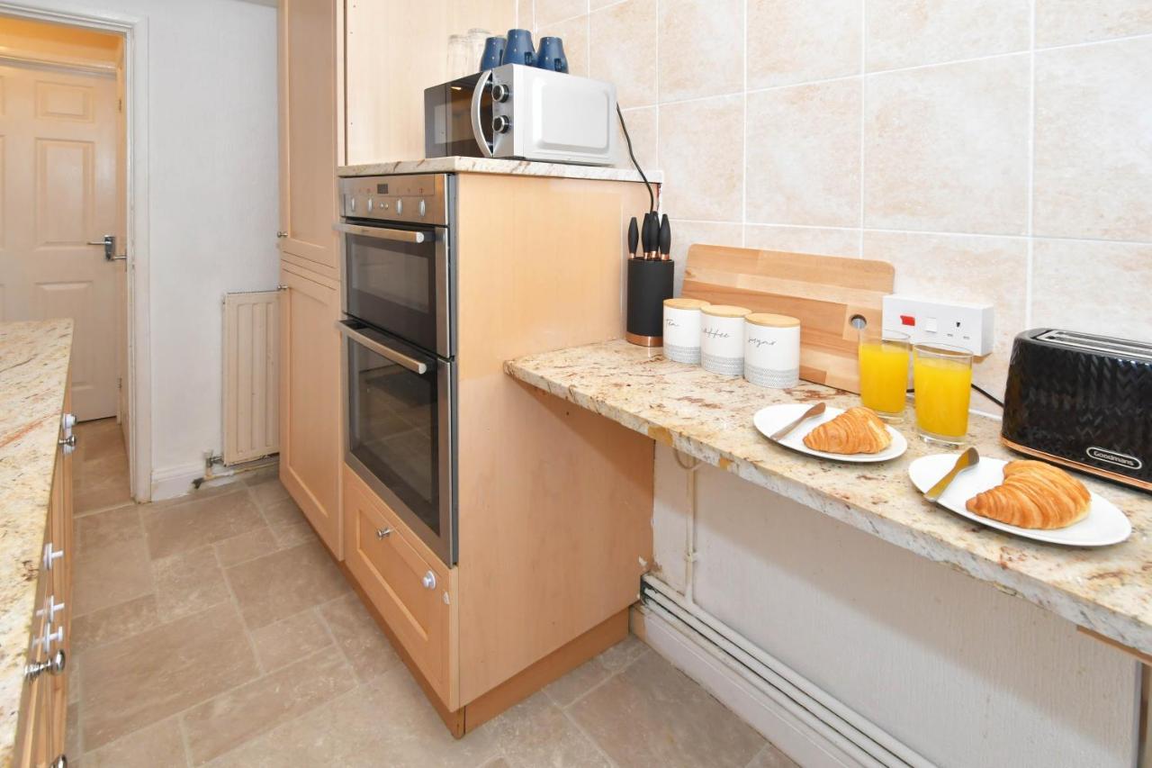 The Yellow Door By Avenew Management Serviced Accommodation Stoke-on-Trent Buitenkant foto